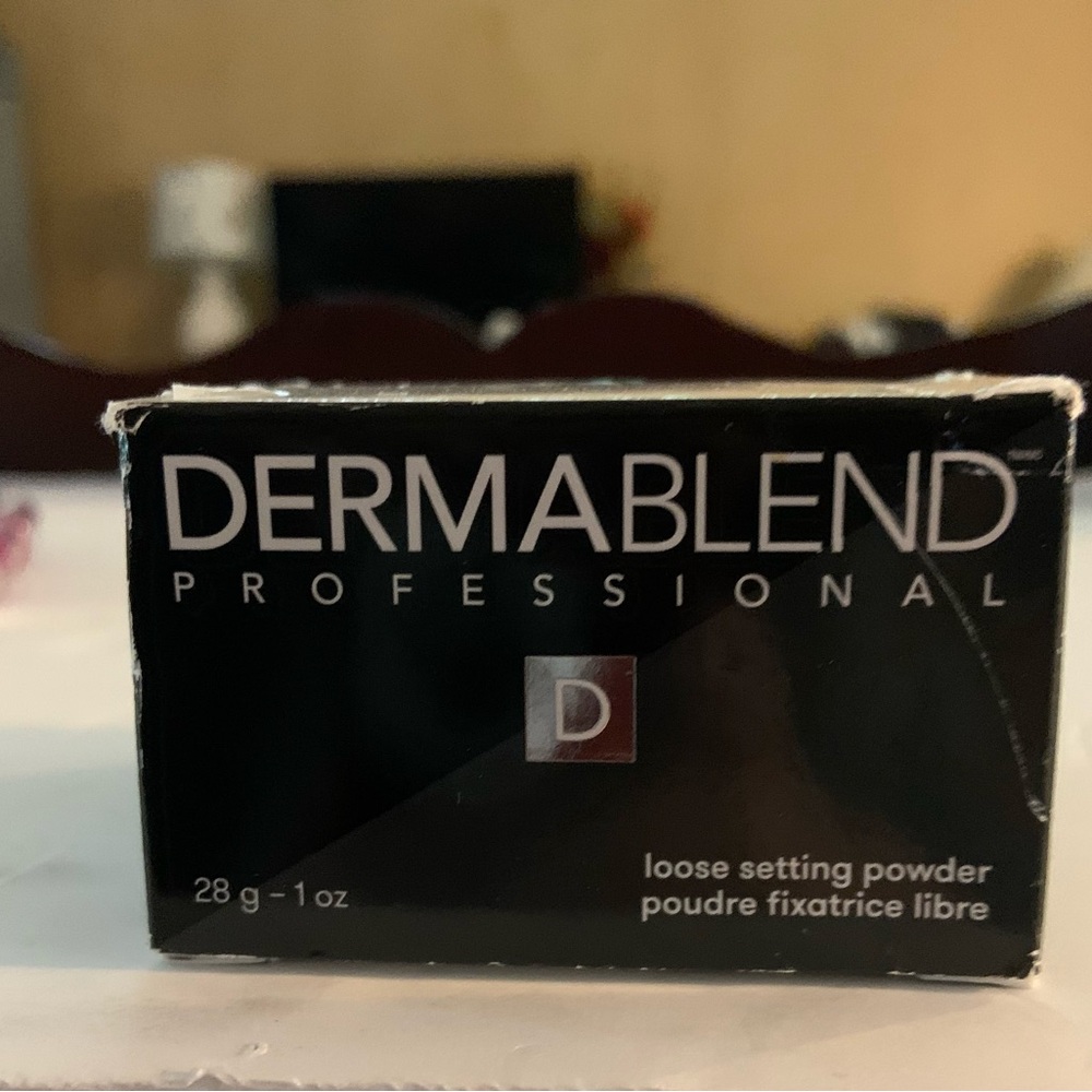 Dermablend Professional Loose Setting Powder in cool beige.